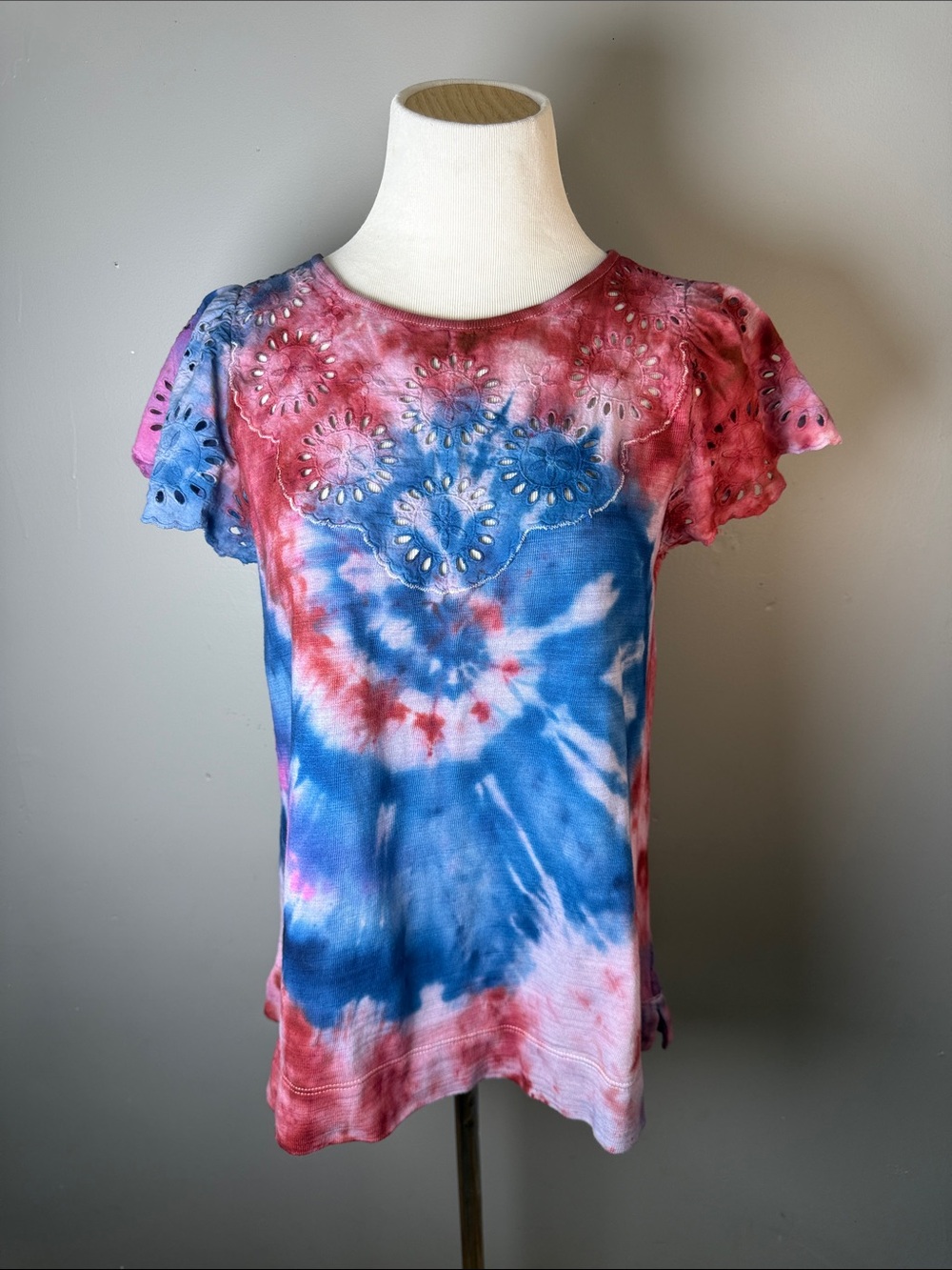 Tie-Dye Eyelet Short Sleeve Top - Blue & cranberry